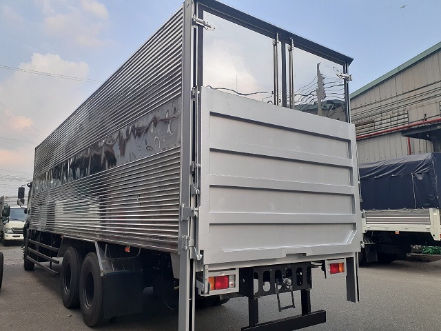 xe tai isuzu 15 tấn thùng kín